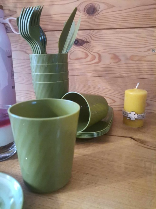 ZESTAW PIKNIKOWY 32 ELEMENTY KUBKI SZTUĆCE POJEMNIK PRZENOŚNY