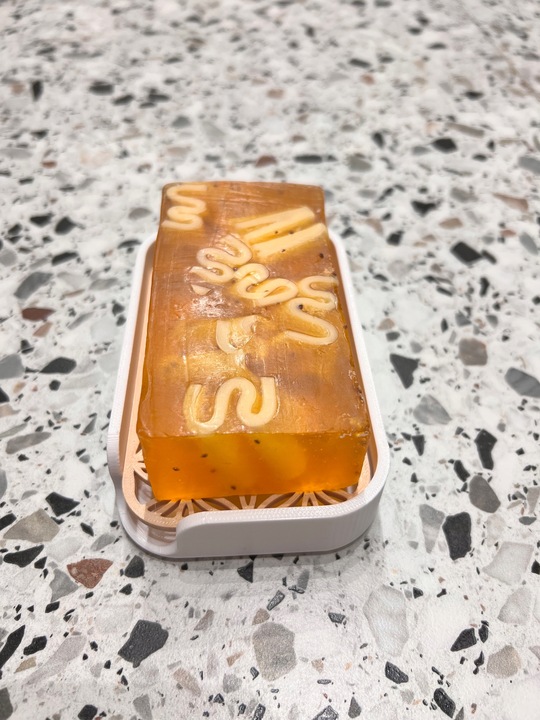 Biała mydelniczka z ociekaczem na blat – wolnostojąca i elegancka