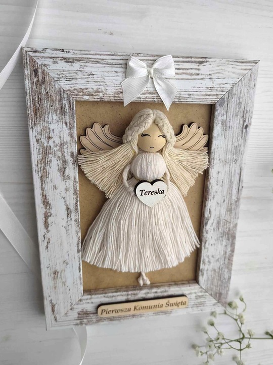 ANIOŁEK MAKRAMA W PRZECIERANEJ RAMCE NA PIERWSZĄ KOMUNIĘ I CHRZEST PAMIĄTKA