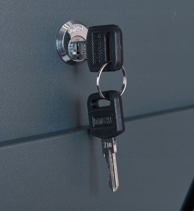 SKRZYNKA POCZTOWA NA LISTY POCZTĘ Z GAZETNIKIEM NUMEREM DOMU NAZWĄ