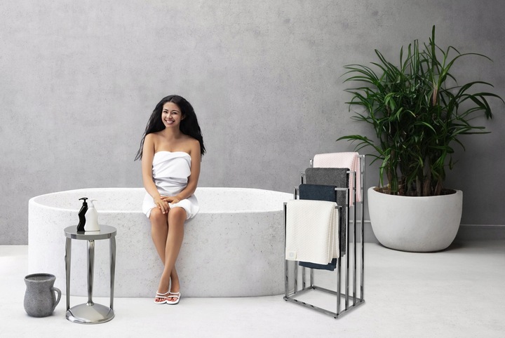 WIESZAK STOJĄCY NA 4 RĘCZNIKI STOJAK METALOWY CHROM ŁAZIENKOWY WOLNOSTOJĄCY