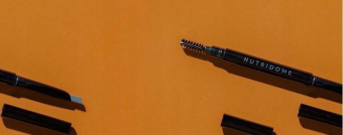 KREDKA DO BRWI ze szczotką GRAFITOWA z OLEJKIEM RYCYNOWYM miękka NUTRIDOME