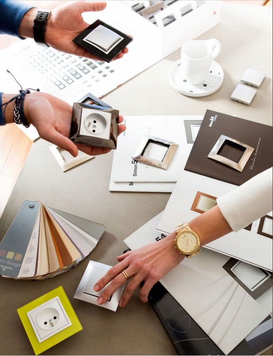 KONTAKT SIMON 54 GNIAZDO PODWÓJNE Z/U SREBRNY