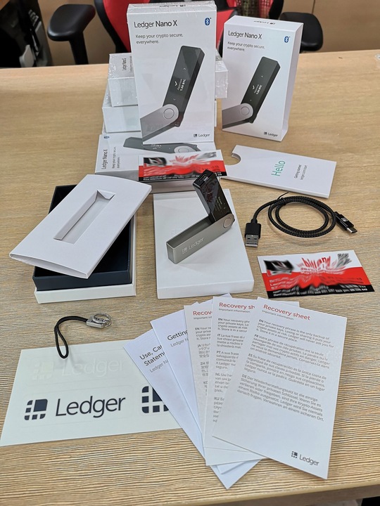 Portfel kryptowaluty LEDGER NANO X BTC ETH DOGE XRP ADA BCH wallet BitCoin