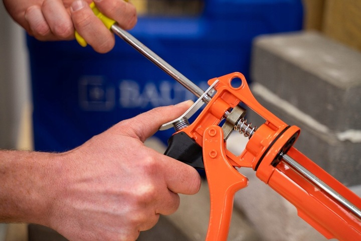 PISTOLET WYCISKACZ do silikonów kartuszy klejów uszczelniaczy SOLIDNY