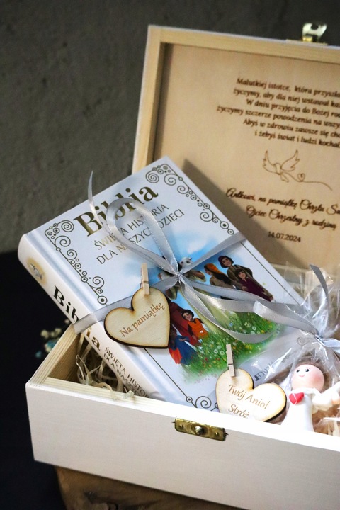 PREZENT NA CHRZEST ŚWIĘTY Pamiątka Chrztu Świętego BIAŁE PUDEŁKO Z BIBLIĄ