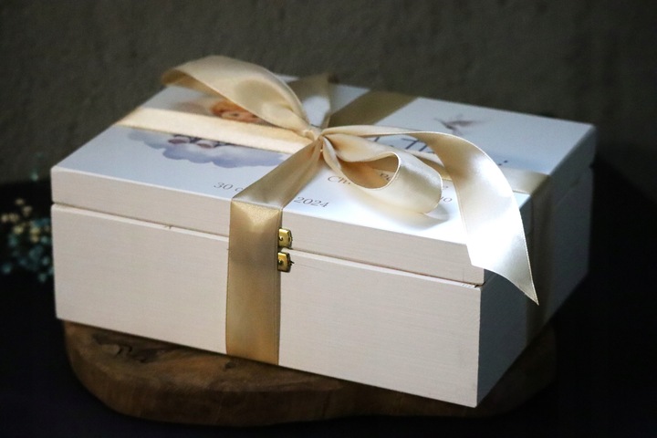 PREZENT NA CHRZEST ŚWIĘTY Pamiątka Chrztu Świętego BIAŁE PUDEŁKO Z BIBLIĄ