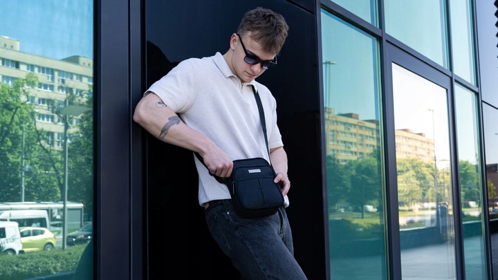 Saszetka męska na ramię mała torba sportowa do pracy czarna lekka