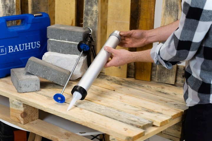 PISTOLET WYCISKACZ do mas silikonu tubowy do masy uszczelniaczy 600ml