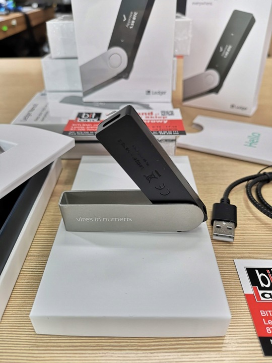 Portfel kryptowaluty LEDGER NANO X BTC ETH DOGE XRP ADA BCH wallet BitCoin