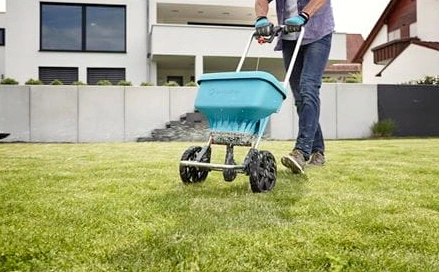 Siewnik ręczny do nawozów piasku nasion trawy XL Gardena 18l