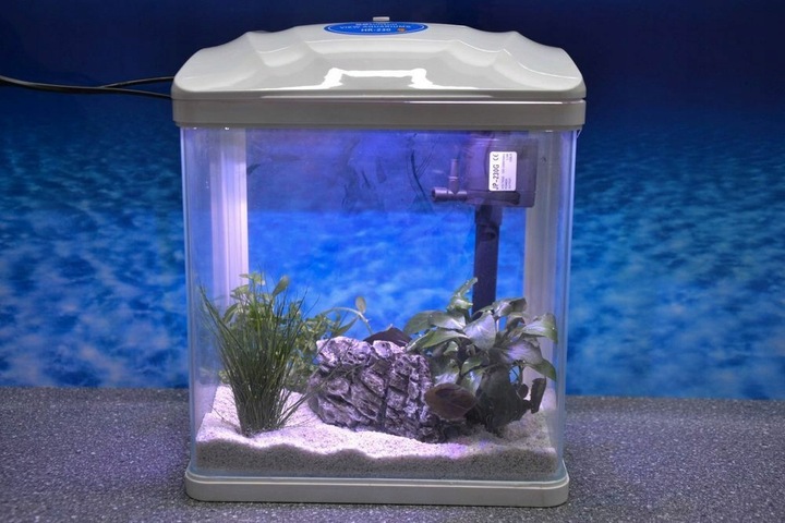Małe Akwarium dla Bojownika HR-230 7L Zestaw z filtrem i Lampą LED 3