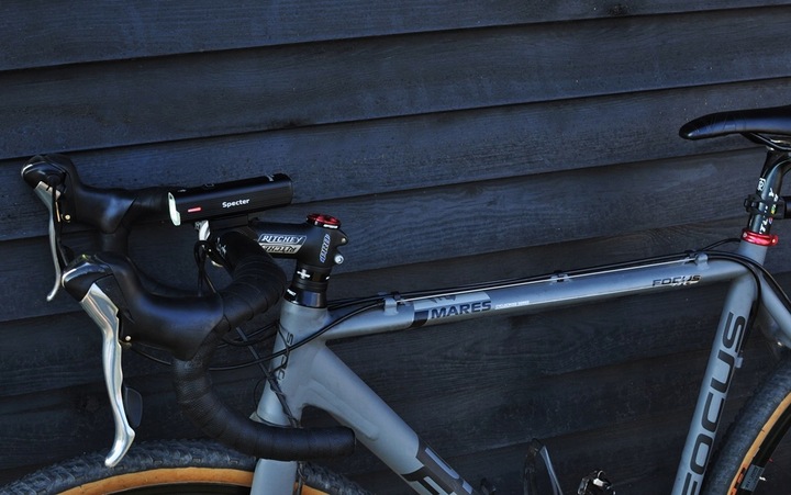 LAMPKA ROWEROWA OŚWIETLENIE ZESTAW SPECTER MAVERICK1000 lm = TYŁ 120lm