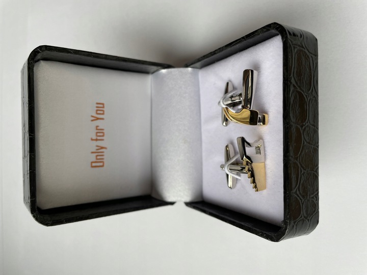 Spinki do mankietów EXC Narzędzia Młotek i Piła dla Cieśli Stolarza złocone