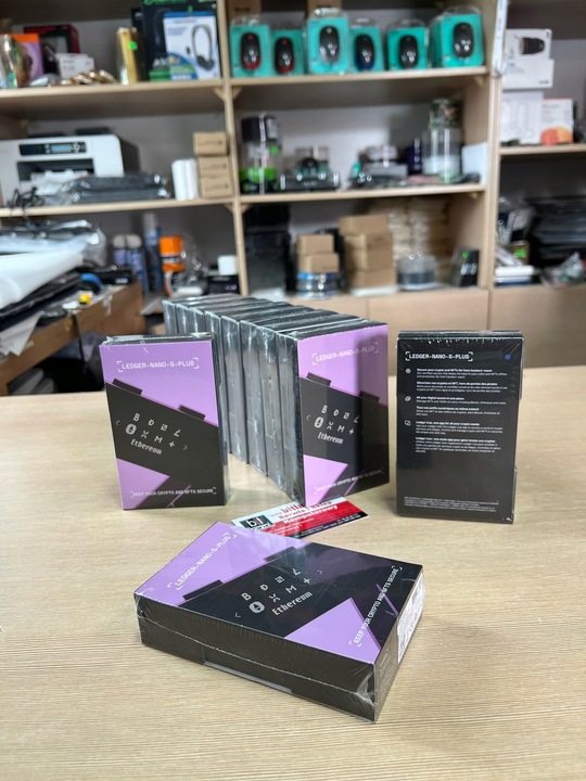 Portfel Ledger nano S PLUS wallet kryptowaluty BTC ETH XRP ADA SOL DOGE XLM