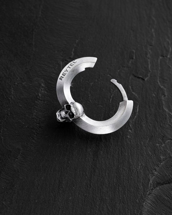 Srebrny kolczyk-kółko CALVARIA