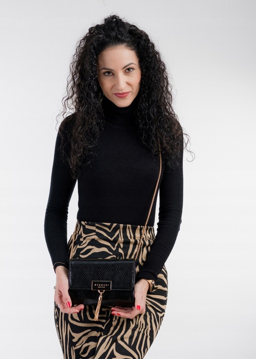 TOREBKA LISTONOSZKA MONNARI WIZYTOWA KOPERTÓWKA Czarna na łańcuszku