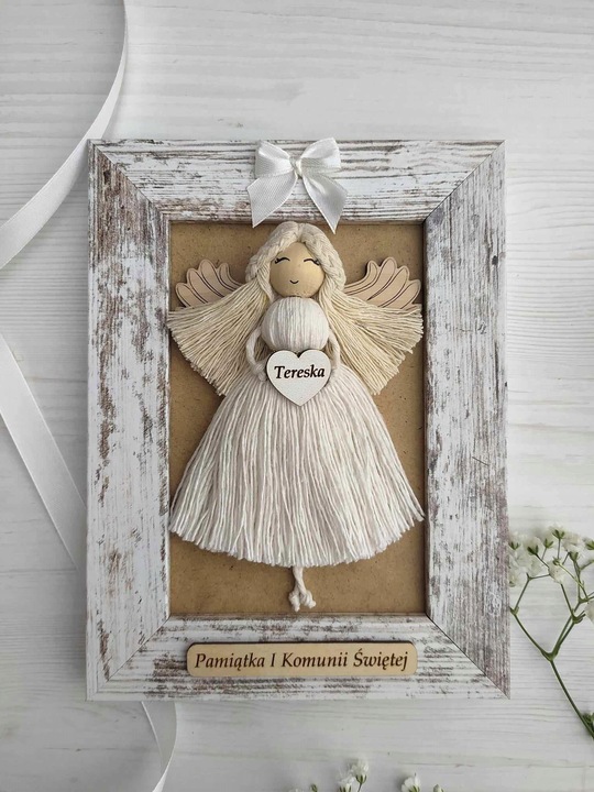 ANIOŁEK MAKRAMA W PRZECIERANEJ RAMCE NA PIERWSZĄ KOMUNIĘ I CHRZEST PAMIĄTKA