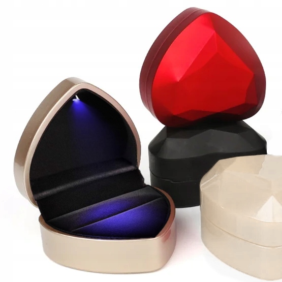 CZERWONE PUDEŁKO SERCE NA PIERŚCIONEK ZARĘCZYNOWY ZE ŚWIATEŁKIEM LAMPKĄ LED