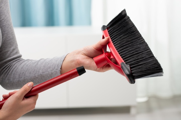 VILEDA Szczotka miotła Uniwersalna 2 w 1 z kijem