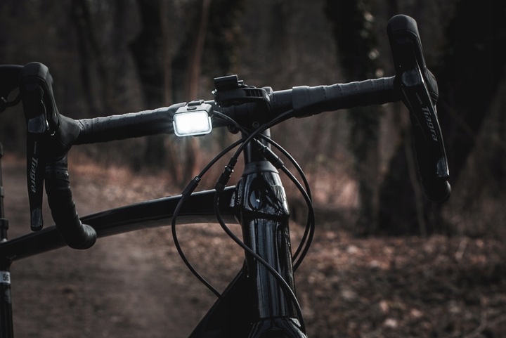 LAMPKA ROWEROWA PRZÓD NA KIEROWNICE ŚWIATŁO LED OŚWIETLENIE ROWER USB VAYOX