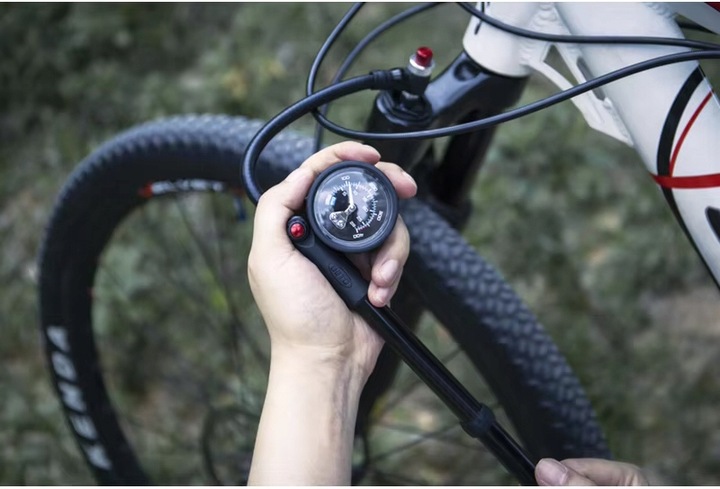 POMPKA RĘCZNA DO AMORTYZATORÓW 300PSI ALUMINIOWA + UCHWYT MANOMETR DAMPERÓW