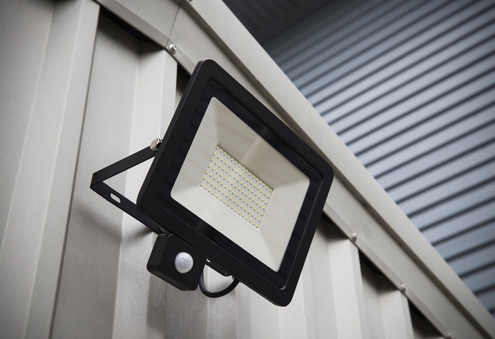 Halogen Naświetlacz Lampa LED 50W 5500 lm IP65 czujnik ruchu BIAŁY