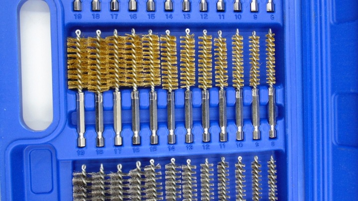 Zestaw szczotek do gniazd wtryskiwaczy i świec