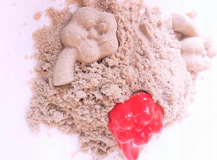 PIASEK DO PIASKOWNICY SUPER JASNY CZYSTY Z ATESTEM + ZABAWKA DO PIASKU