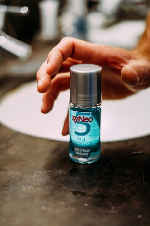Antyperspirant roll-on (w kulce) SyNeo 5 - 50 ml, walka z