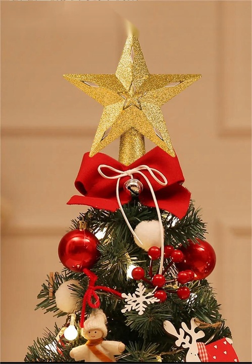 Projektor LED oświetla gwiazdy na czubku choinki, ozdoby świąteczne