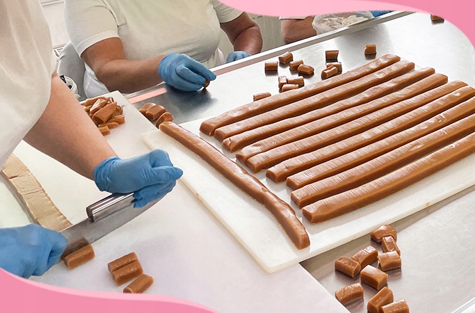 KRÓWKI NA ŚLUB CHRZEST KOMUNIĘ 1 KG Personalizowane krówki prezentowe