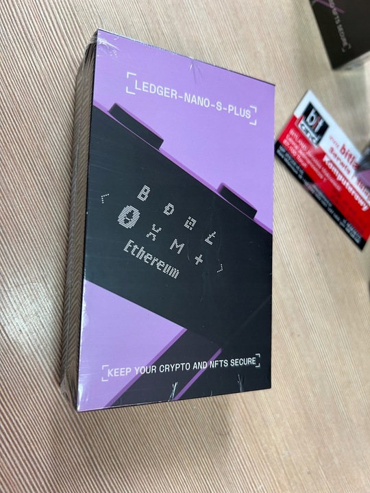 Portfel Ledger nano S PLUS wallet kryptowaluty BTC ETH XRP ADA SOL DOGE XLM