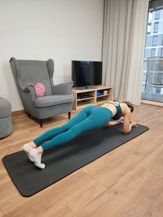 Mata do ćwiczeń jogi gimnastyczna karimata gruba czarna 1,5CM / 15MM NBR