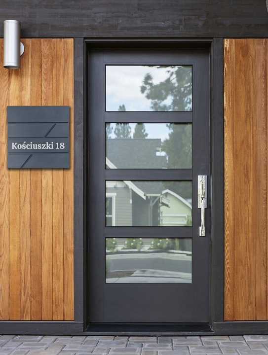 SKRZYNKA POCZTOWA NA LISTY POCZTĘ Z GAZETNIKIEM NUMEREM DOMU NAZWĄ