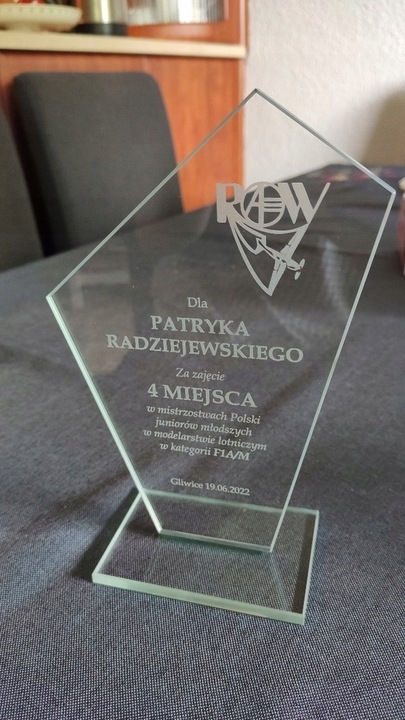 Statuetka szklana z grawerem na prezent własny projekt