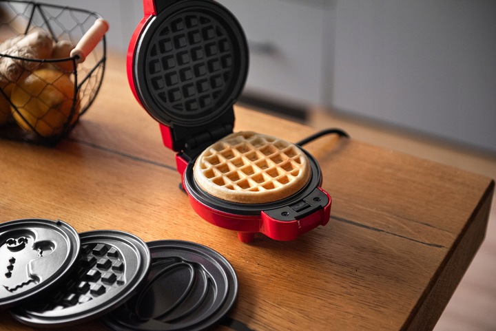 GOFROWNICA MINI GOFRY MOCNA NIEPRZYWIERAJACA 8 PŁYTEK 4 WZORY CZERWONA