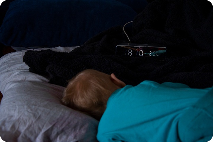 BEZPRZEWODOWA INDUKCYJNA ŁADOWARKA QI CYFROWY ZEGAR BUDZIK TERMOMETR