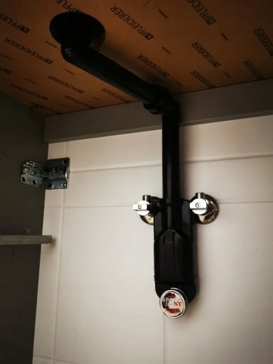 Ukryty syfon umywalkowy Lira oszczędzający miejsce fi32- 40 czarny