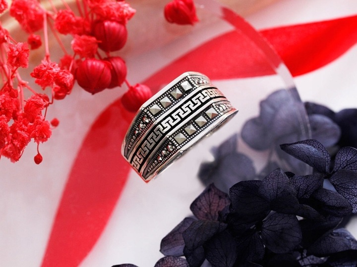 Srebrny 925 sygnet uniwersalny oksydowany z wzorem greckim na prezent r28