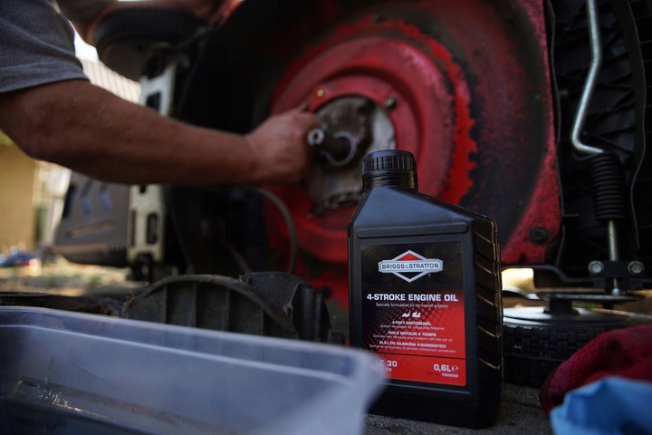 OLEJ SILNIKOWY BRIGGS & STRATTON 1,4 L KOSIARKI TRAKTORY 100006E