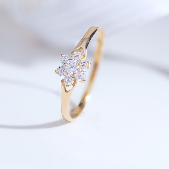 ZŁOTY PIERŚCIONEK pr. 333 KWIATEK z CYRKONIAMI r.11