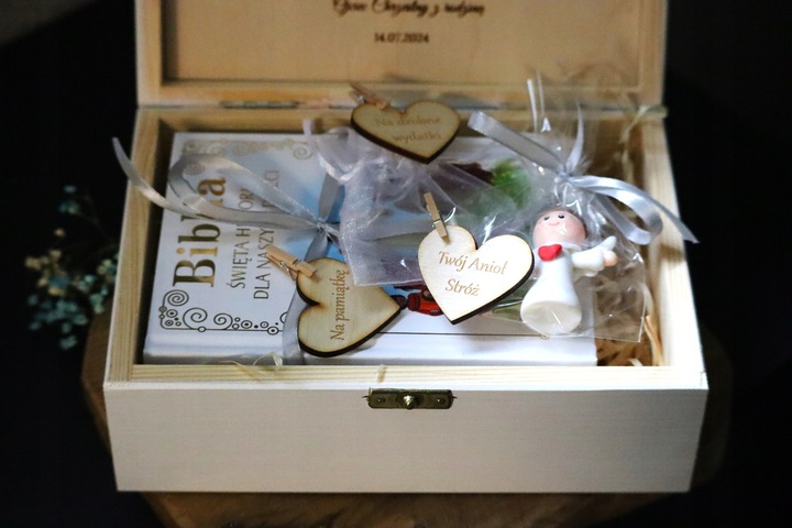 PREZENT NA CHRZEST ŚWIĘTY Pamiątka Chrztu Świętego BIAŁE PUDEŁKO Z BIBLIĄ