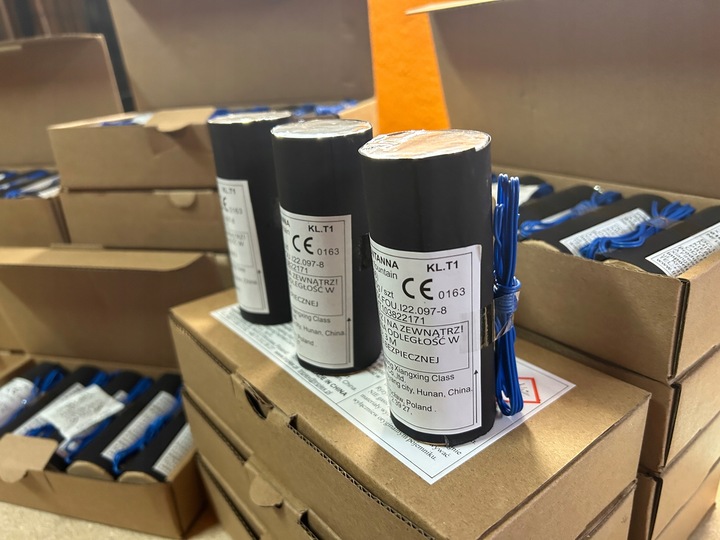 SCENICZNA FONTANNA ISKIER BEZZAPACHOWA XT1038 NO SMELL 30sek/2m 1szt