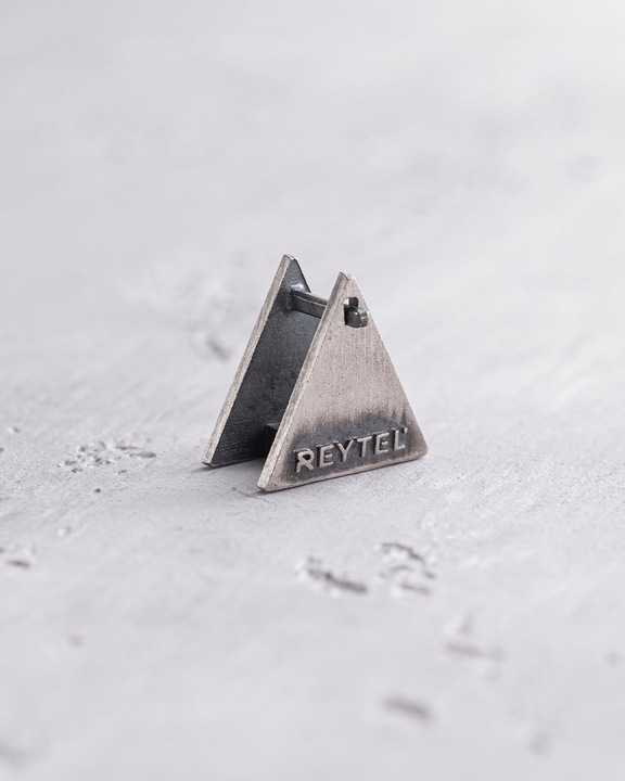 Srebrny kolczyk THE ROCK