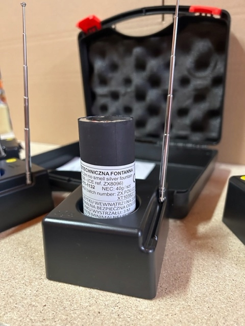 SCENICZNA FONTANNA ISKIER BEZZAPACHOWA XT1038 NO SMELL 30sek/2m 1szt