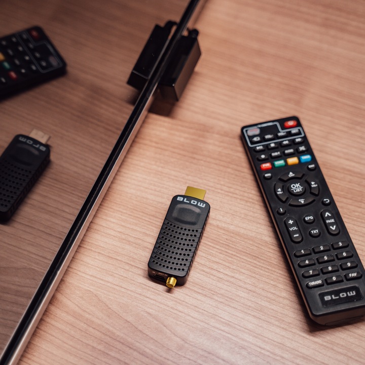 2 SZT DEKODER TUNER TV DVB-T2 HEVC H.265 FULL HD MINI STICK PILOT BATERIE