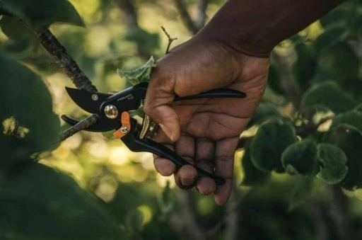 FISKARS SEKATOR NOŻYCOWY METALOWY OGRODOWY OSTRY DO MŁODYCH GAŁĘZI P131