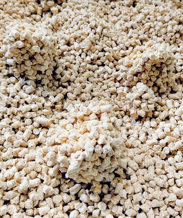 Żwirek kukurydziany GRUBOZIARNISTY EKOTEK 33L dla kotów, królików, 20KG