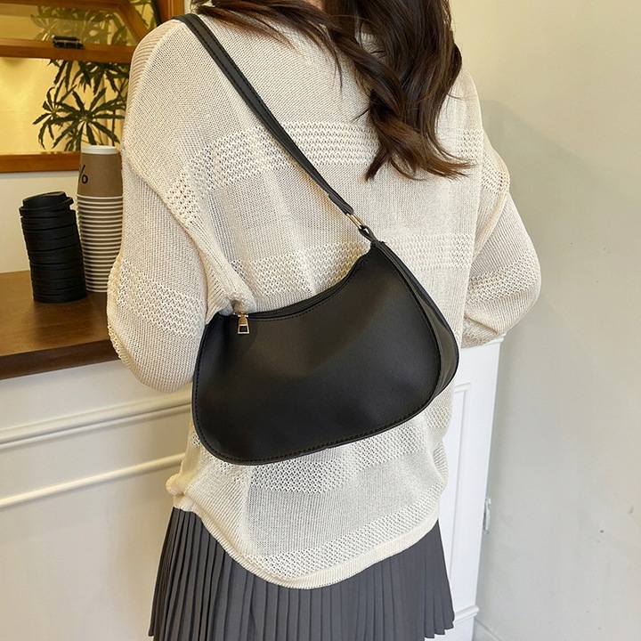 TOREBKA DAMSKA CZARNA NA RAMIĘ SKÓRA EKO KUFEREK LISTONOSZKA POJEMNA